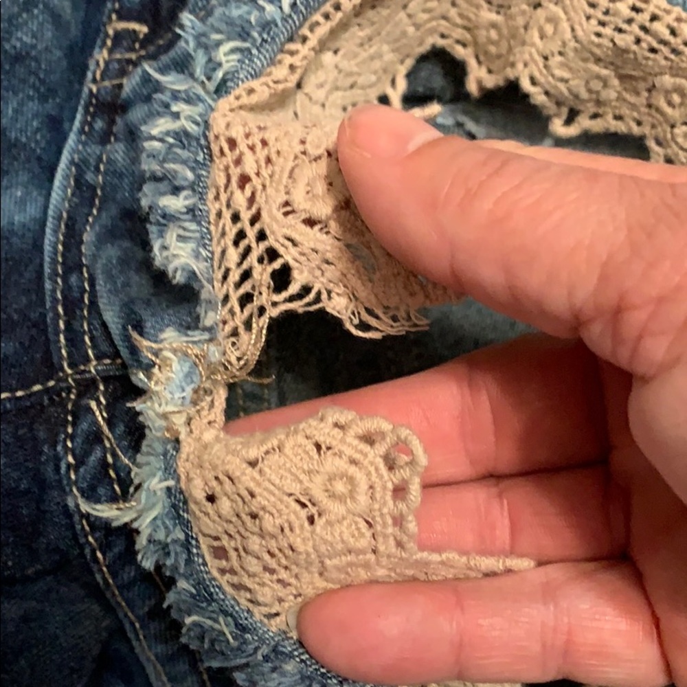 EUC Free People jean shorts with tan lace. Size 25 - Picture 8 of 8